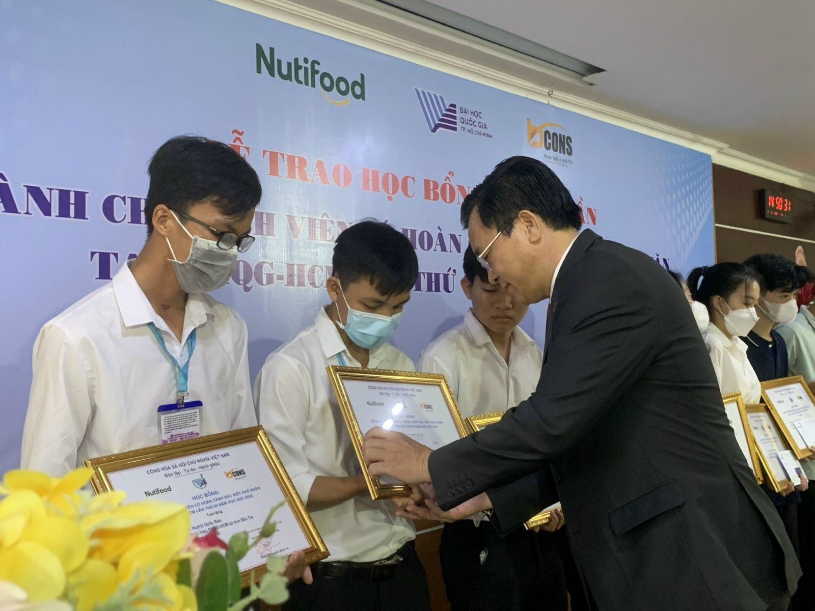 PGS.TS Nguyễn Đình Tứ, Giám đốc Qũy Phát triển ĐHQG TP HCM trao học bổng cho sinh viên