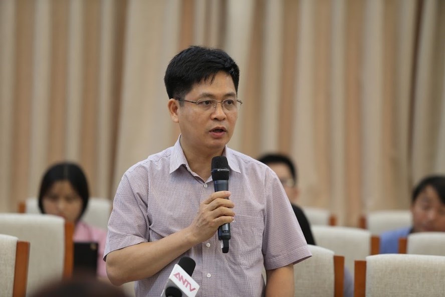 Vụ trưởng Vụ Giáo dục trung học Nguyễn Xuân Thành giải đáp các băn khoăn của báo giới về hệ thống trường chuyên. Ảnh: Thế Đại